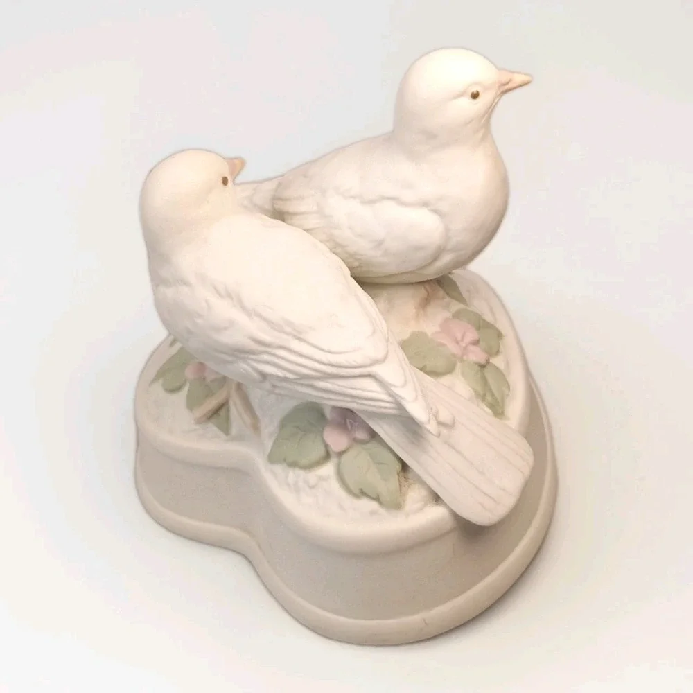 Crowning Touch Music Box and Turns Turtle Doves Heart Birds Porcelain Japan